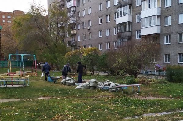 Песок с детской площадки планировали использовать зимой, во время гололёда Песок с детской площадки планировали использовать зимой, во время гололёда