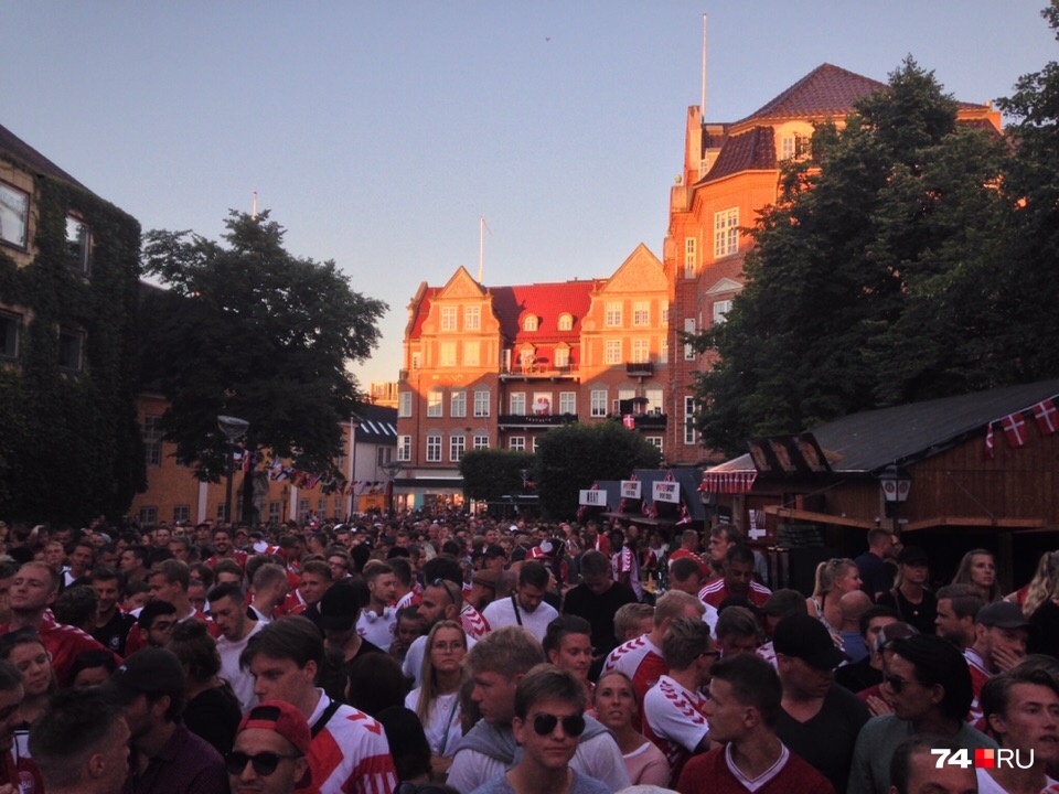 Датчане — большие поклонники футбола. На фото — толпа во время матча Дания — Хорватия