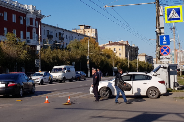 По словам автомобилиста, завершить маневр ему помешало яркое солнце По словам автомобилиста, завершить маневр ему помешало яркое солнце