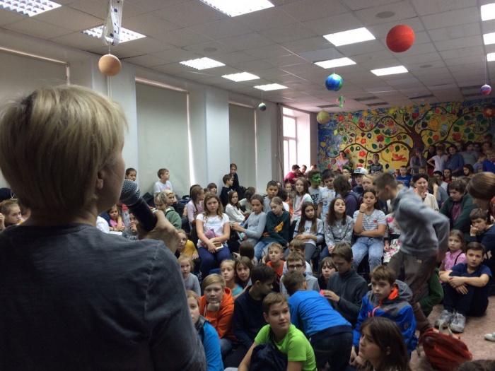 Светлана Гольцер рассказывает школьникам, что теперь она не директор Светлана Гольцер рассказывает школьникам, что теперь она не директор