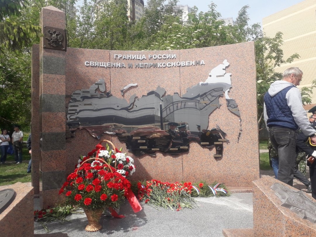 К монументу возложили цветы К монументу возложили цветы