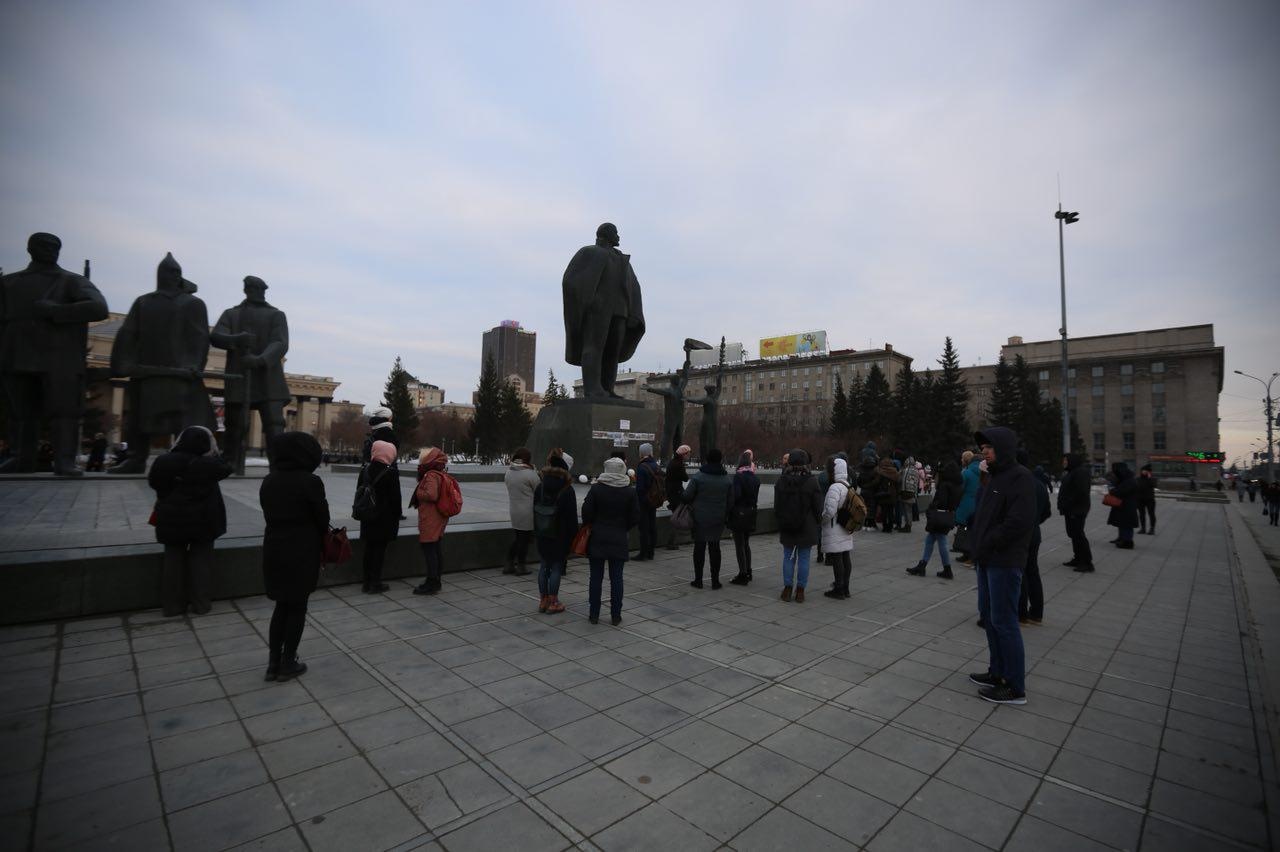 Всего на площадь Ленина вышли около 50 человек Всего на площадь Ленина вышли около 50 человек