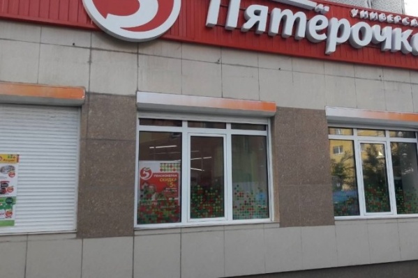Пострадавшего кассира «Пятерочки», по словам очевидцев, увезли в больницу без сознания Пострадавшего кассира «Пятерочки», по словам очевидцев, увезли в больницу без сознания 