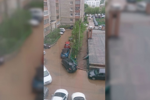 Грязная вода вплотную подступила к подъездам, отрезала пешеходам пути на работу Грязная вода вплотную подступила к подъездам, отрезала пешеходам пути на работу