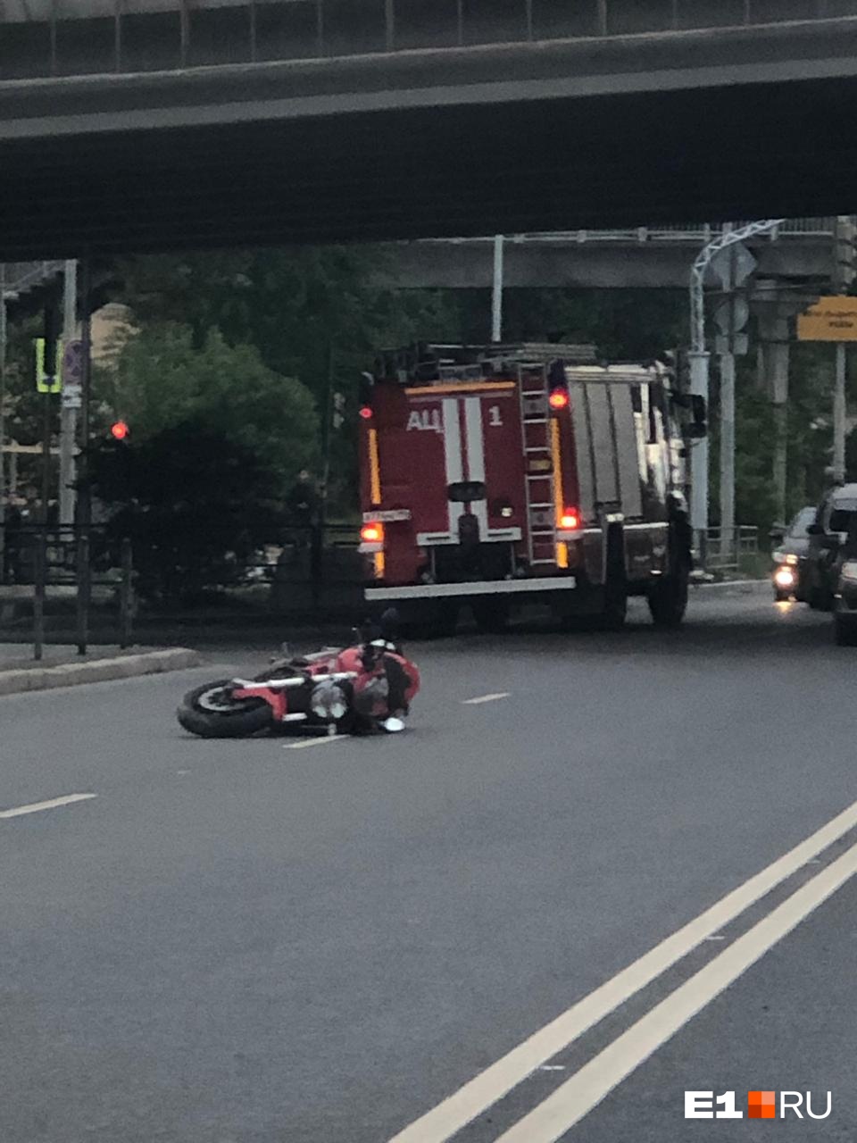 Ducati пролетел несколько десятков метров по дороге: на Восточной ВАЗ сбил байкера, тот впал в кому