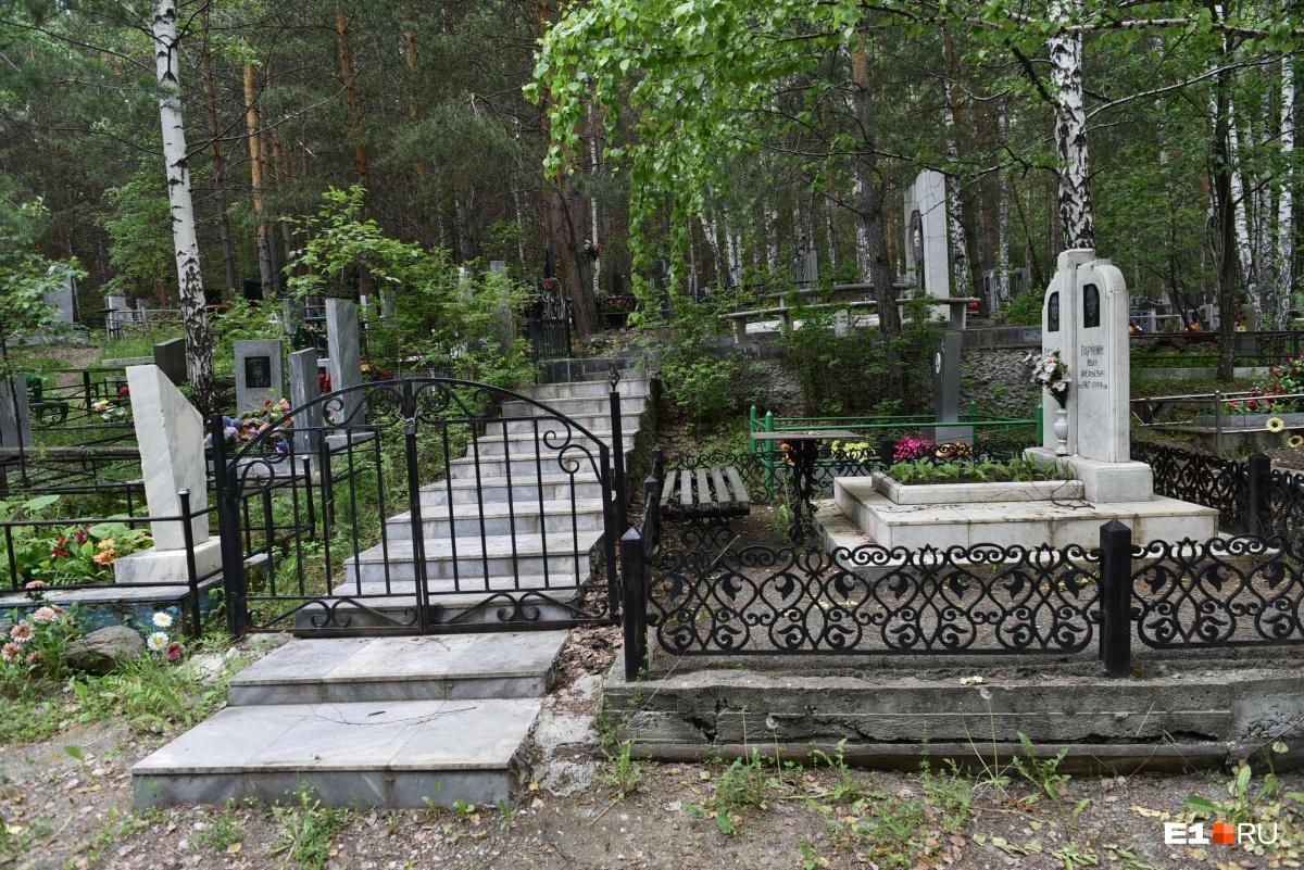 К могиле Андрея Якушева можно попасть через ворота, но сейчас их закрыли на замок