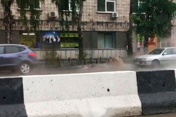 Видео с бьющей из-под асфальта струёй появилось на YouTube Видео с бьющей из-под асфальта струёй появилось на YouTube