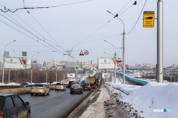 Наледь с моста грейдер снял накануне Наледь с моста грейдер снял накануне