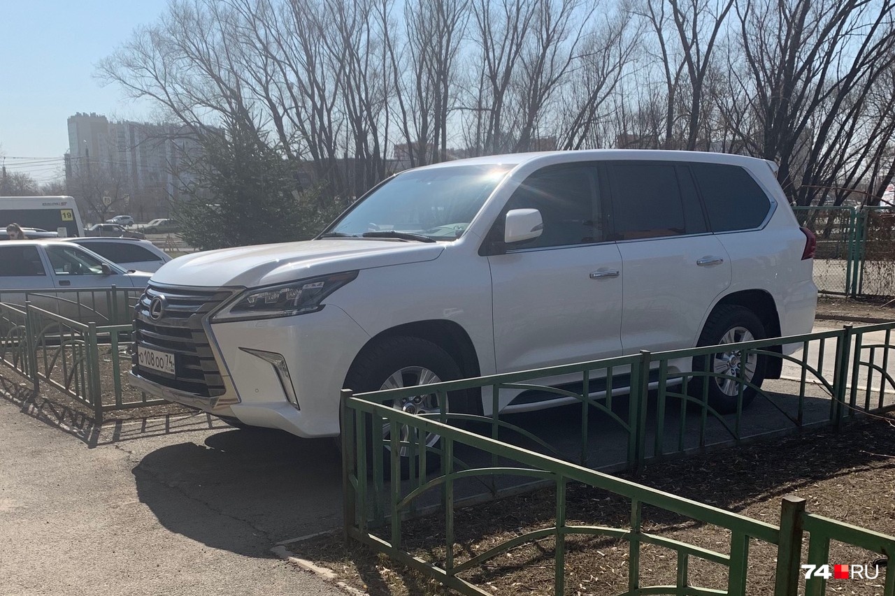 Lexus LX в узком проходе делает вид, что это его гараж Lexus LX в узком проходе делает вид, что это его гараж