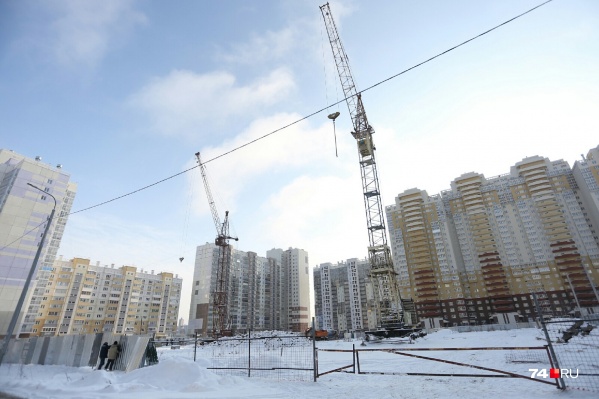 На площадке уже установили два башенных крана На площадке уже установили два башенных крана