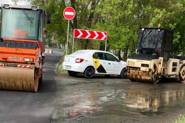Дорожников не испугал дождь, и они продолжили работу Дорожников не испугал дождь, и они продолжили работу