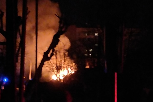 Дом, где скрывались боевики, загорелся во время штурма Дом, где скрывались боевики, загорелся во время штурма
