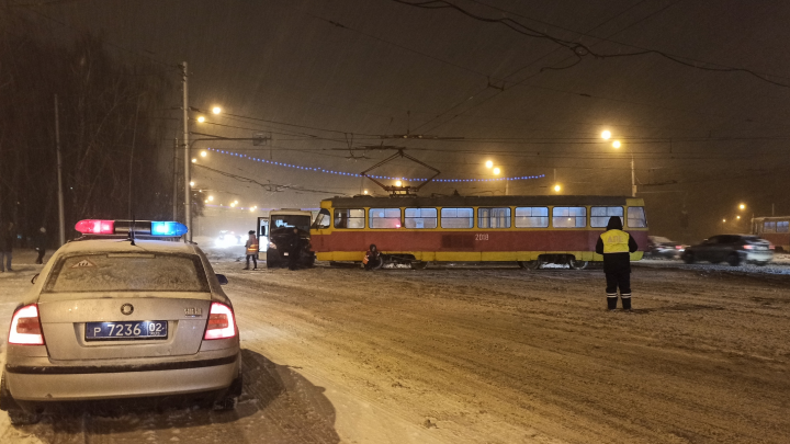 На проспекте Октября в Уфе столкнулись трамвай и маршрутка