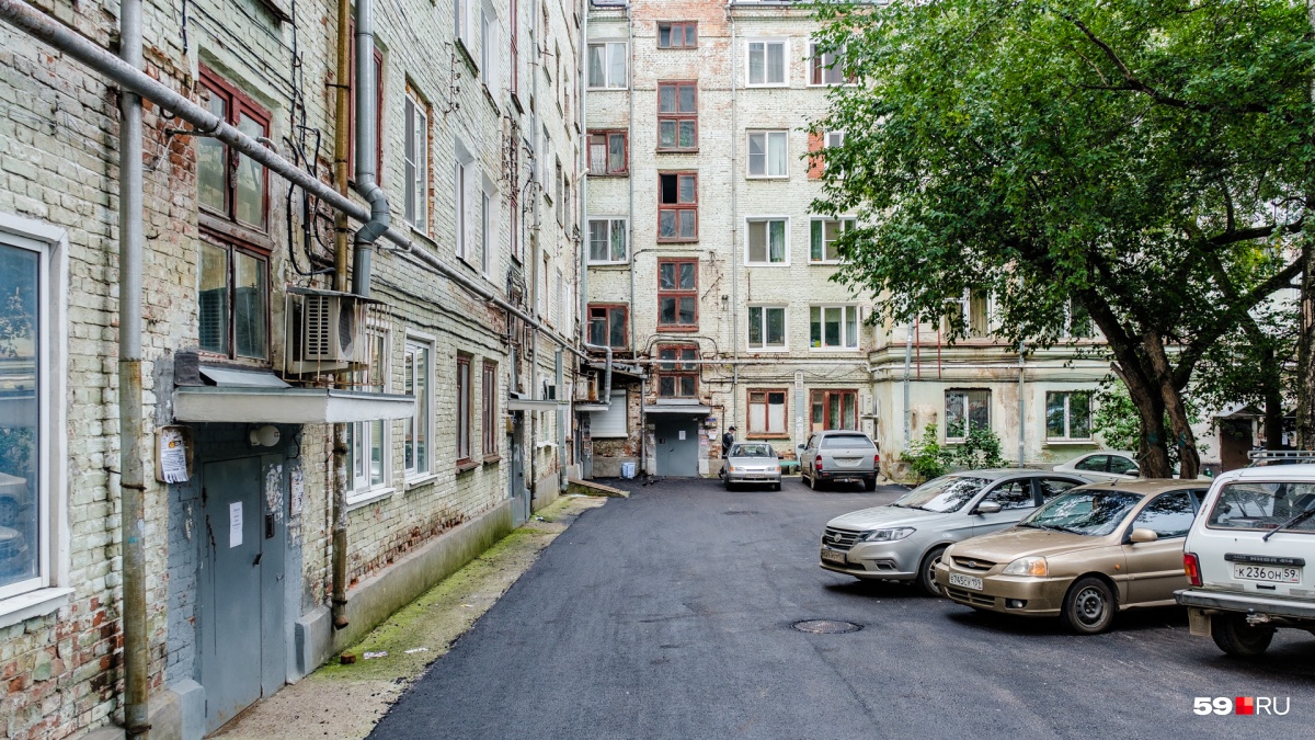 Как думаете, где такой двор?