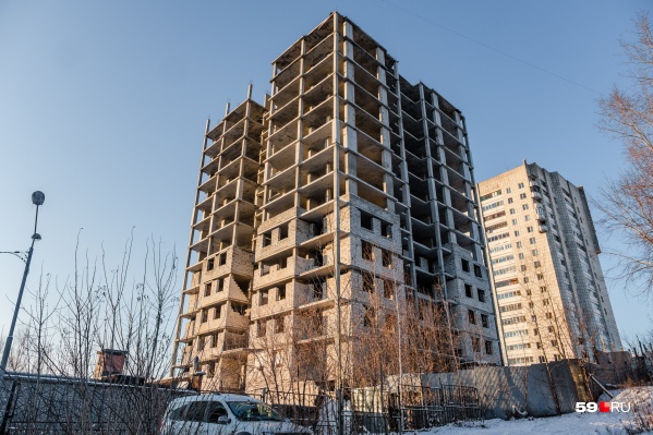 Такой «скелет» на улице Толмачева стоит уже давно Такой «скелет» на улице Толмачева стоит уже давно