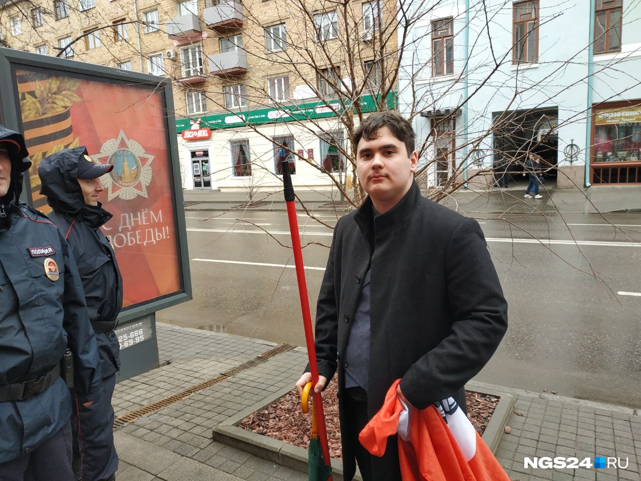 Флаг незарегистрированной партии в руках молодого человека по имени Владислав.  