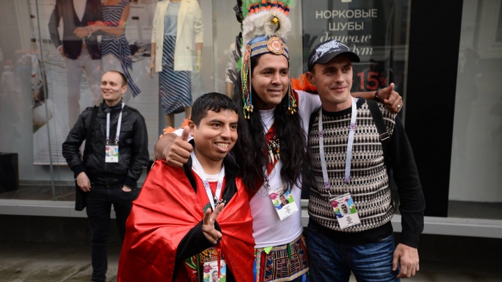 Предприимчивый перуанец в костюме индейца брал с екатеринбуржцев деньги за совместное фото
