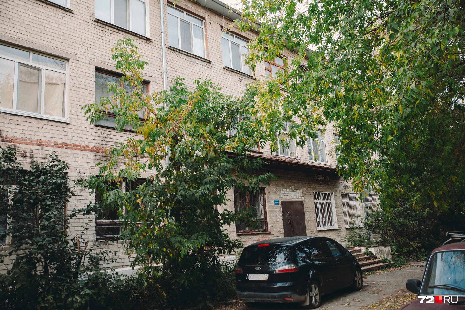 Пристанская, 3. Увесистая железная дверь призвана защищать жильцов общежития от непрошеных гостей в подъезде