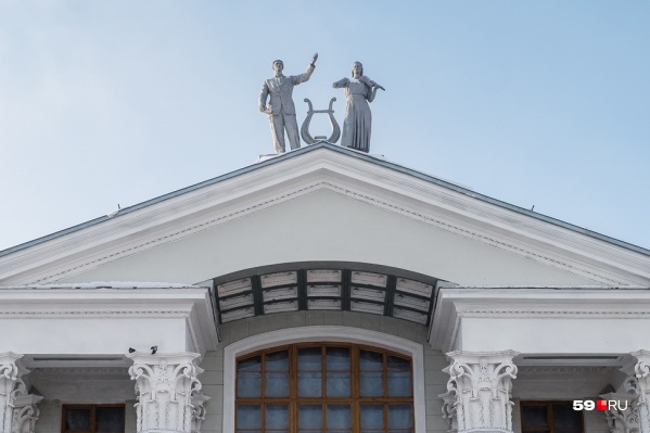 Над фронтоном ДК Солдатова — скульптуры актёра и скрипачки. 20 мая здесь откроют Дягилевский фестиваль и выступит оркестр MusicAeterna Над фронтоном ДК Солдатова — скульптуры актёра и скрипачки. 20 мая здесь откроют Дягилевский фестиваль и выступит оркестр MusicAeterna