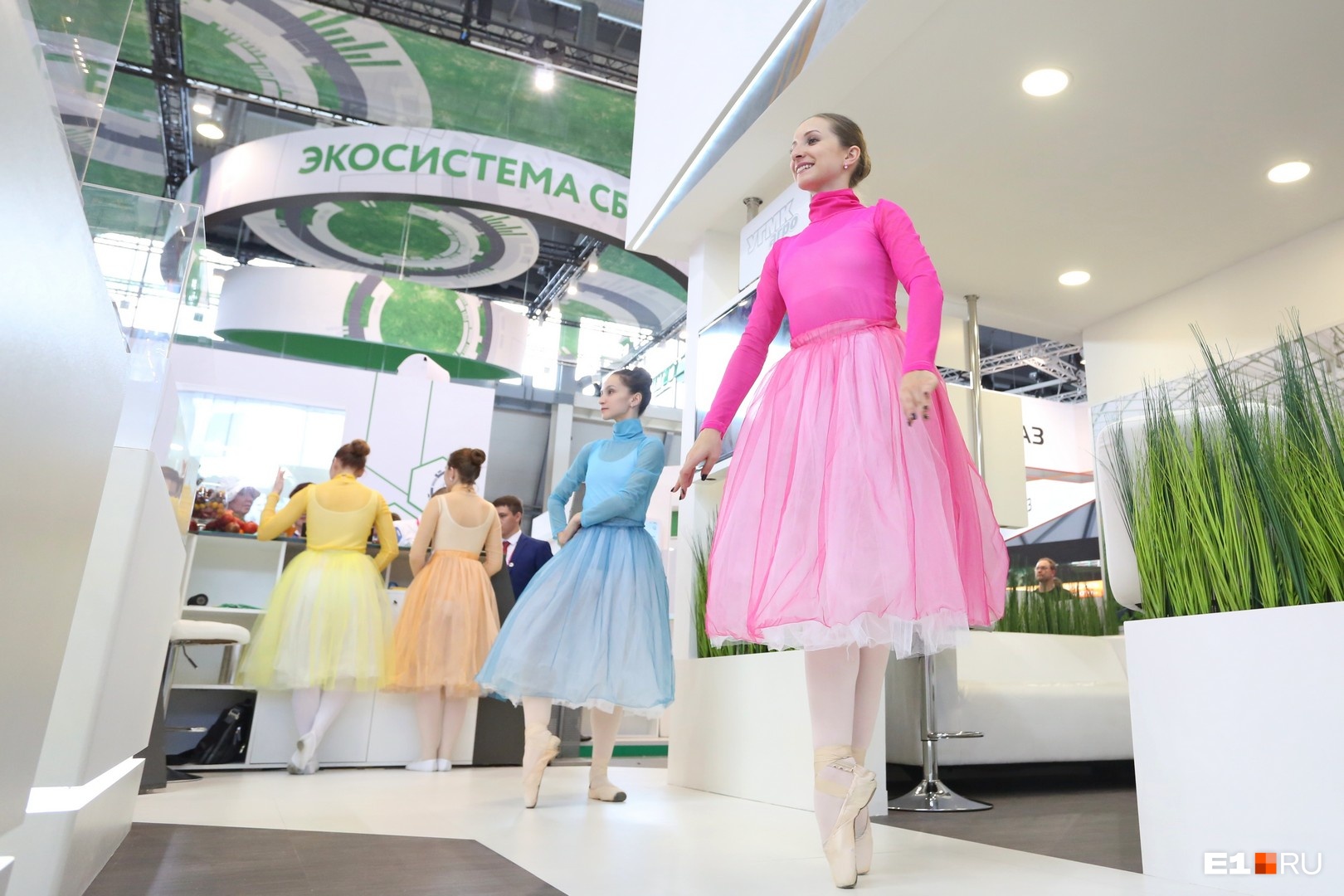 Каждая компания на «Иннопроме» пытается хоть как-то выделиться на фоне конкурентов. УГМК, например, позвала на свой стенд балерин «Урал Опера Балета» Каждая компания на «Иннопроме» пытается хоть как-то выделиться на фоне конкурентов. УГМК, например, позвала на свой стенд балерин «Урал Опера Балета» 