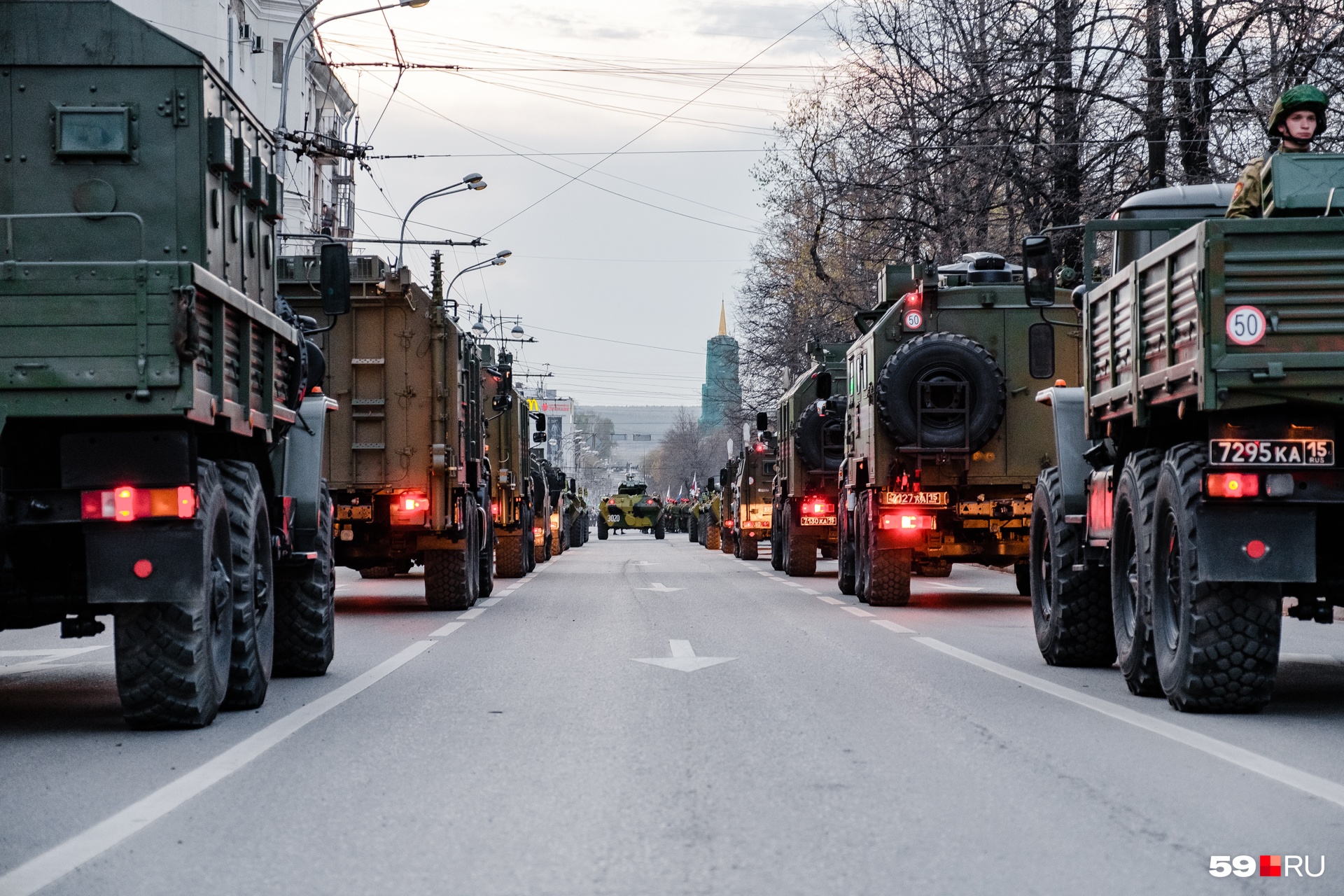 Колонна военной техники выстроилась вдоль Комсомольского проспекта