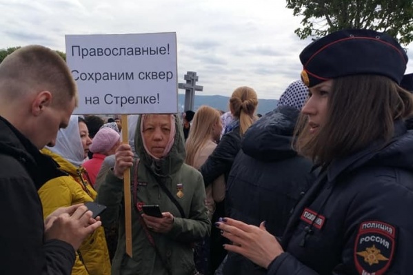 В крестном ходе несколько человек прошло с плакатами против строительства храма В крестном ходе несколько человек прошло с плакатами против строительства храма