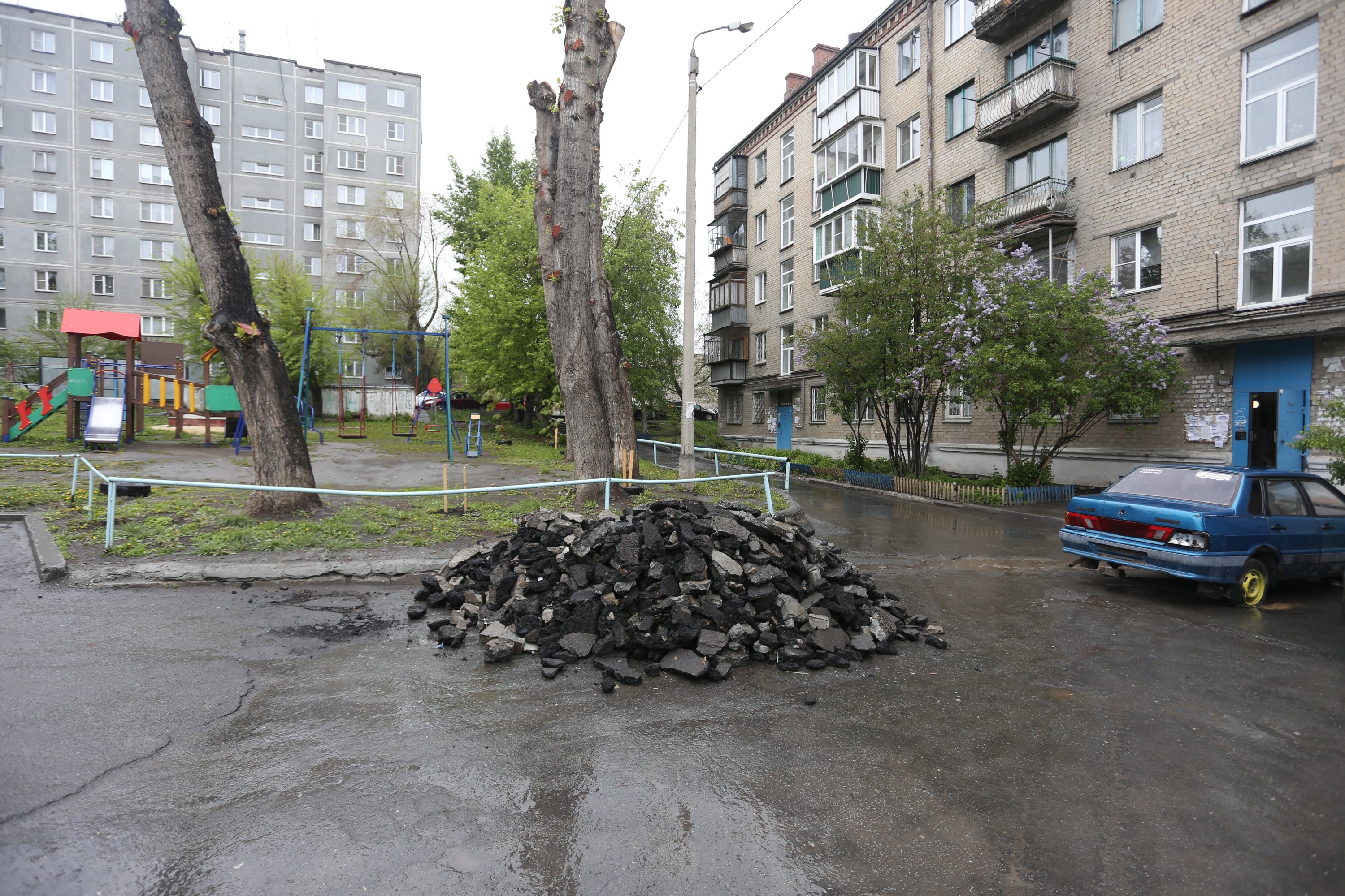 Двор по улице Постышева, 3 тоже ждёт благоустройства Двор по улице Постышева, 3 тоже ждёт благоустройства