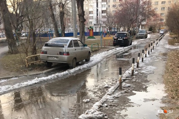 Река во дворе на улице Стахановской Река во дворе на улице Стахановской
