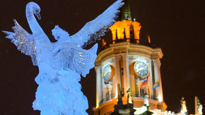 За несколько часов до открытия: фоторепортаж из ледового городка на площади 1905 года