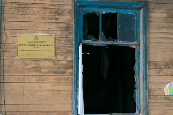 Дом уже давно стоит с выбитыми стеклами окон и отсутствующими дверями Дом уже давно стоит с выбитыми стеклами окон и отсутствующими дверями