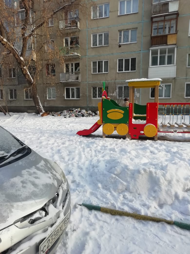 Жительница захламлённой квартиры уже начала наполнять своё жильё новым хламом Жительница захламлённой квартиры уже начала наполнять своё жильё новым хламом