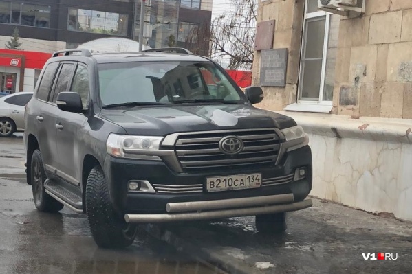 Высокий клиренс внедорожника позволяет не замечать бордюров Высокий клиренс внедорожника позволяет не замечать бордюров