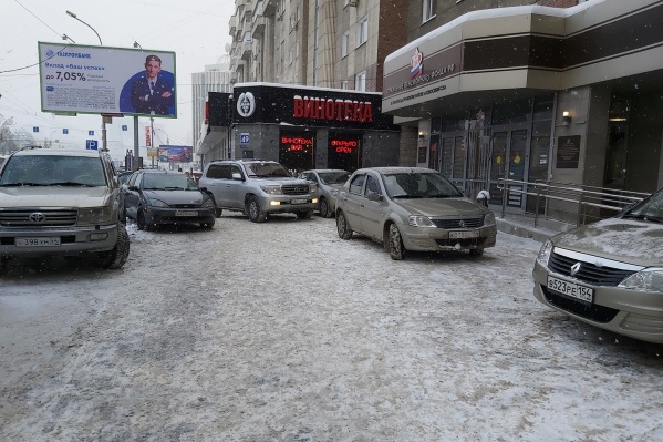 Тротуар у Пенсионного фонда на Октябрьской магистрали Тротуар у Пенсионного фонда на Октябрьской магистрали