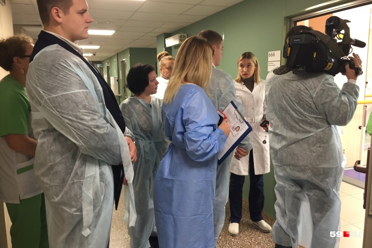 Руководитель регионального сосудистого центра Людмила Сыромятникова проводит активистам экскурсию по больнице