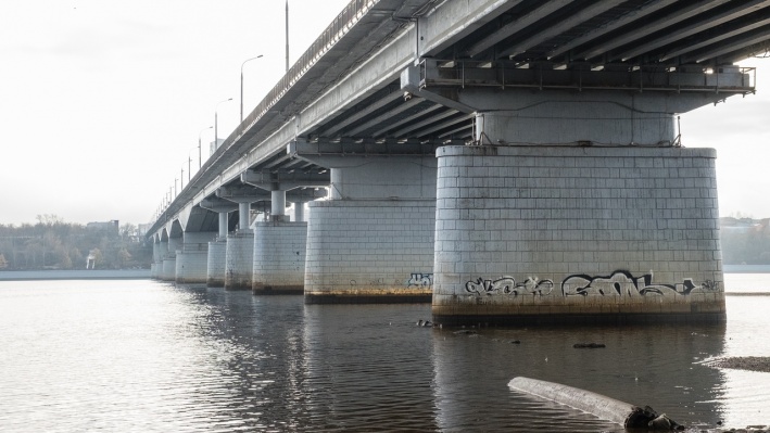 В Перми на Коммунальном мосту спасли мужчину, который чуть не упал в реку