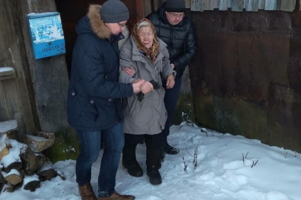 К бабушке приехали из Минсоцразвития. Слева — замминистра Дмитрий Санников К бабушке приехали из Минсоцразвития. Слева — замминистра Дмитрий Санников