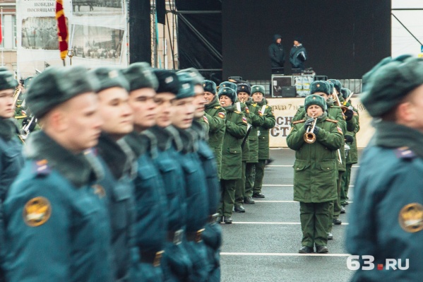 Военный оркестр сопровождает марш при любой погоде<br><br> Военный оркестр сопровождает марш при любой погоде<br><br>