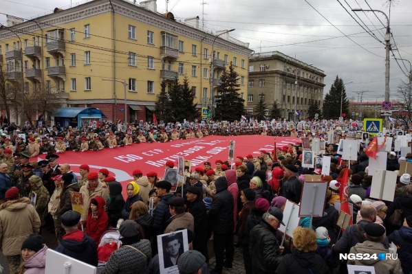 Знамя Победы, которое несли перед «Бессмертным полком» Знамя Победы, которое несли перед «Бессмертным полком»