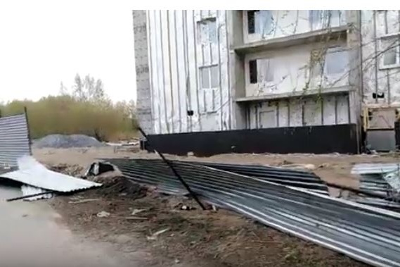 Соседи уже жаловались в мэрию на сломанный забор Соседи уже жаловались в мэрию на сломанный забор