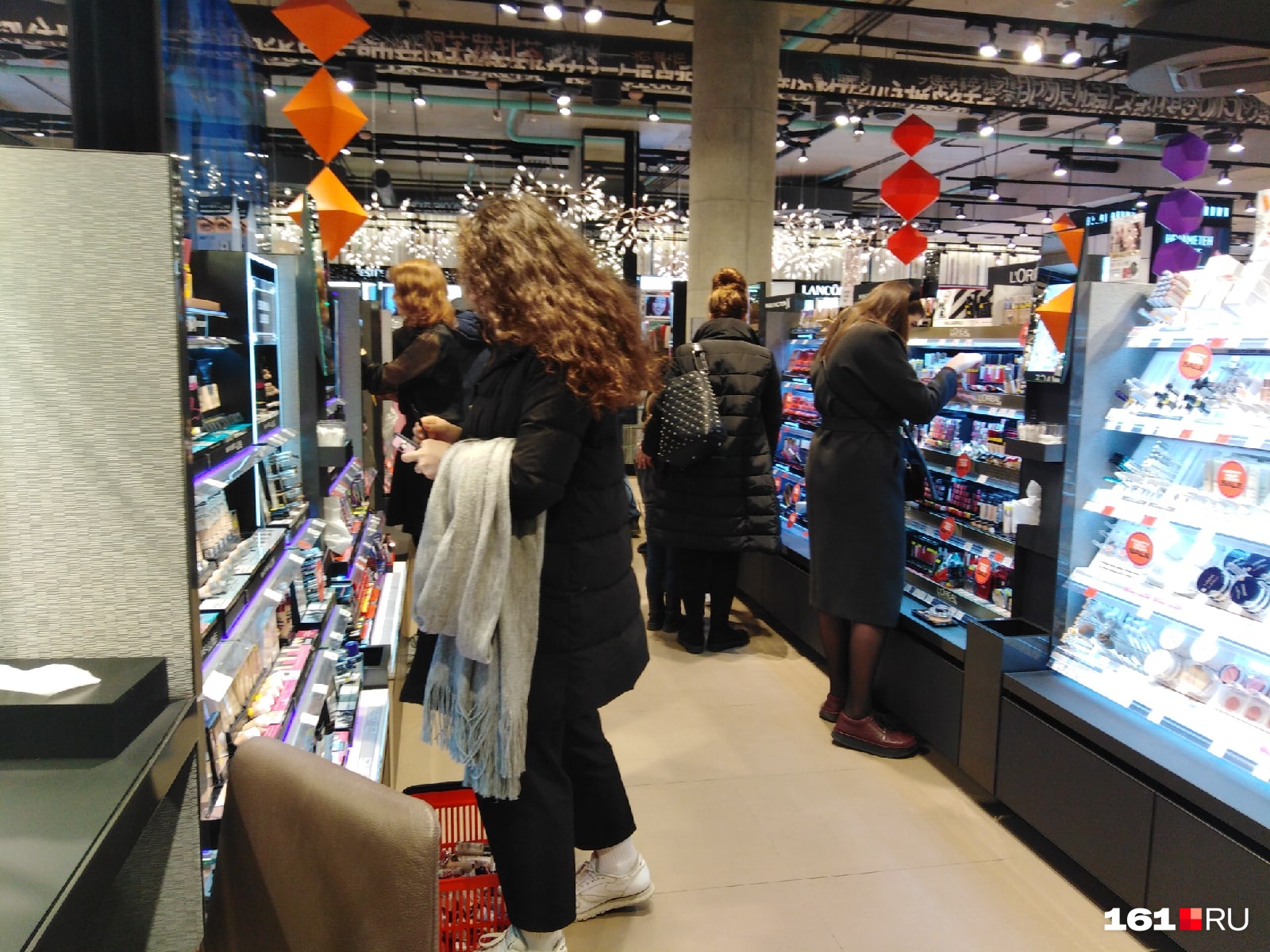Кроме продуктовых, ажиотаж еще в магазинах косметики и ювелирных Кроме продуктовых, ажиотаж еще в магазинах косметики и ювелирных