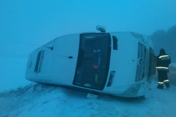 В автобусе ехали рабочие. Двое погибли, а один получил тяжелую травму В автобусе ехали рабочие. Двое погибли, а один получил тяжелую травму