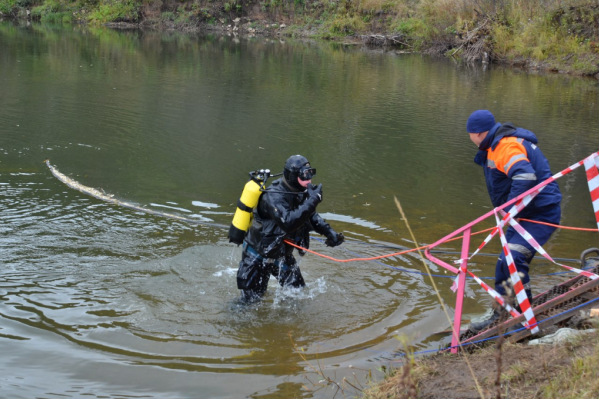 Тело достали из воды спасатели Тело достали из воды спасатели