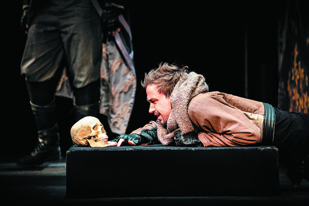 В спектакле «Гамлет» (16+) в Театре имени Ермоловой. Главная роль
