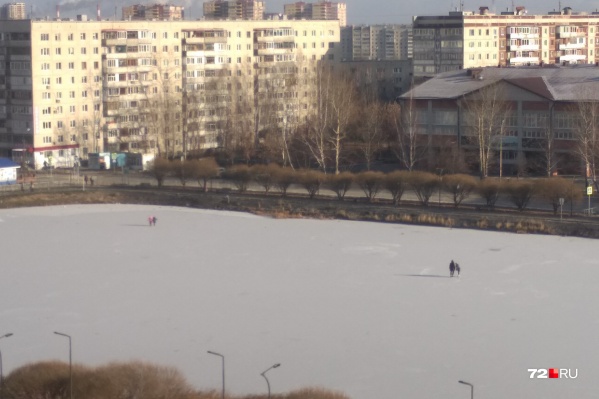 Пруд Южный. По тонкому льду беспечно бегают дети без присмотра, беспечно шагают подростки. Такие прогулки могут обернуться трагедией Пруд Южный. По тонкому льду беспечно бегают дети без присмотра, беспечно шагают подростки. Такие прогулки могут обернуться трагедией
