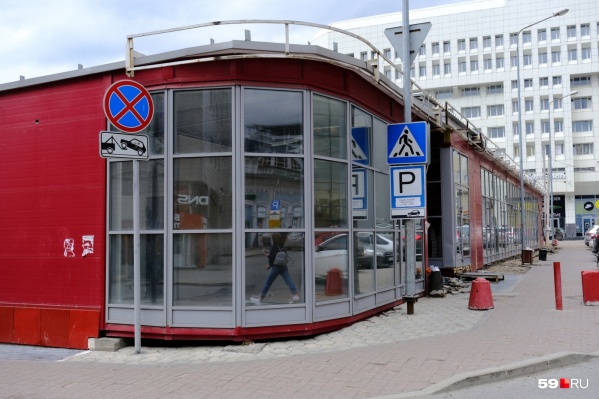 За последние полгода в Перми снесли многие киоски и павильоны, например, этих, стоявших у «Колизея», уже нет За последние полгода в Перми снесли многие киоски и павильоны, например, этих, стоявших у «Колизея», уже нет 
