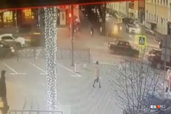 Слева — Mercedes и KIA, справа, на перекрестке, — Infiniti Слева — Mercedes и KIA, справа, на перекрестке, — Infiniti