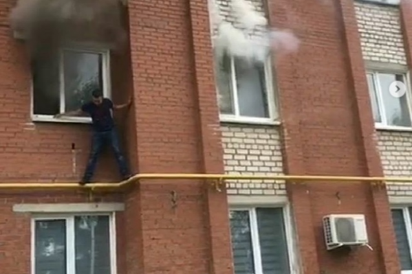 Ришат не побоялся высоты и подобрался к окну по газовой трубе Ришат не побоялся высоты и подобрался к окну по газовой трубе