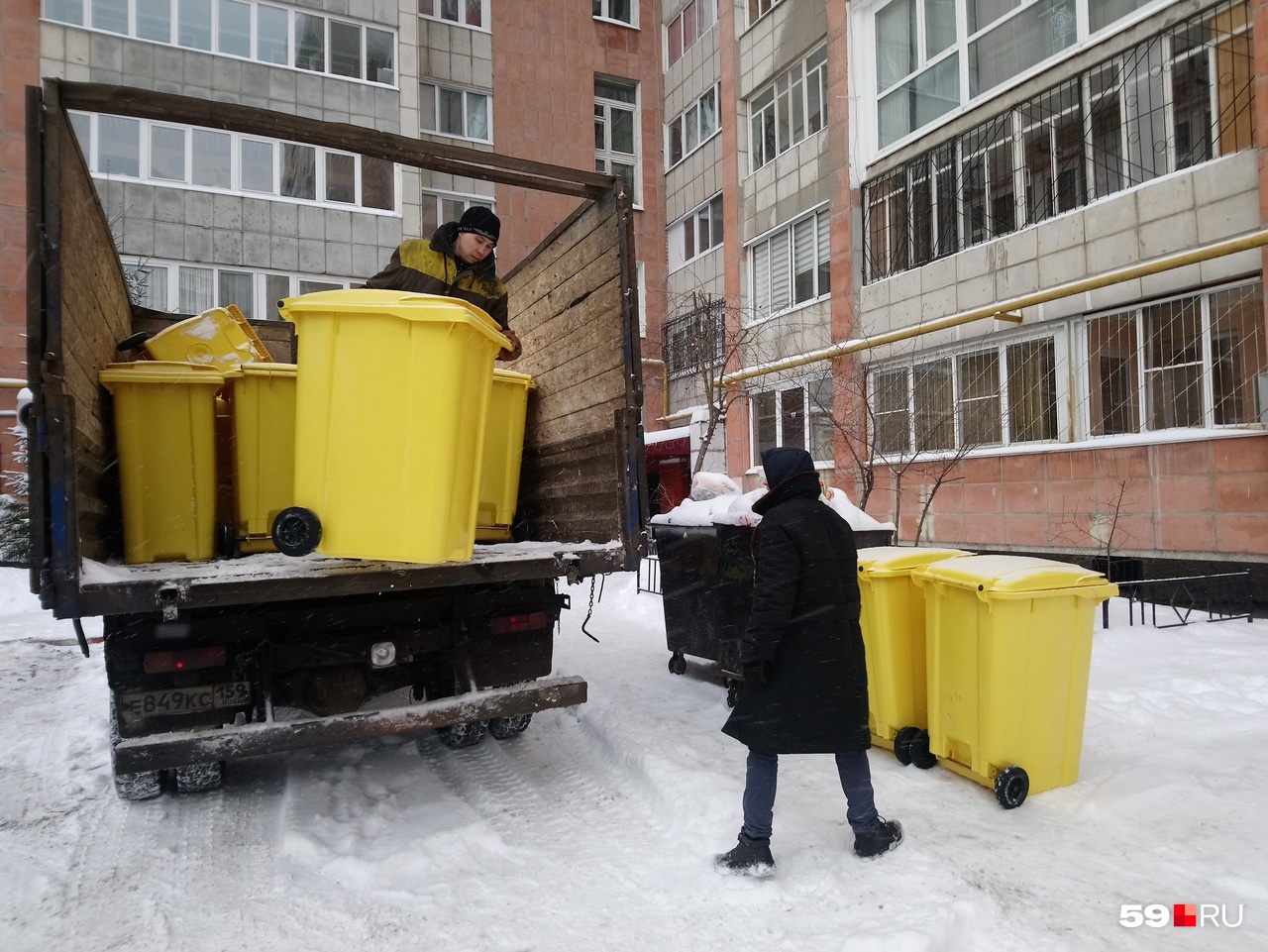 Меняют старые баки на новые Меняют старые баки на новые