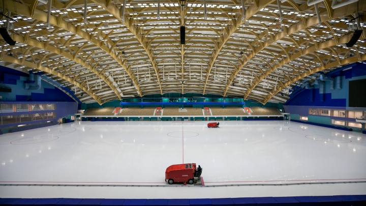 Новый стадион «Енисей» запускает массовые катания на самой большой ледовой арене