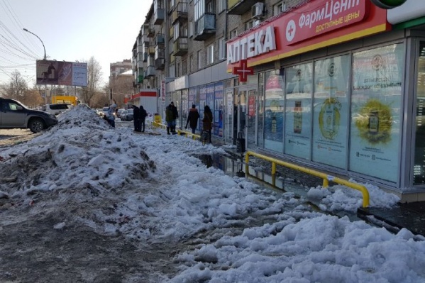 Снег скинули с крыши, но не потрудились его убрать, из-за чего образовалась лужа Снег скинули с крыши, но не потрудились его убрать, из-за чего образовалась лужа